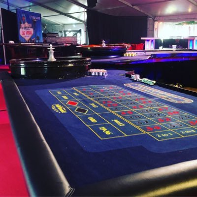 Full House Drive-in casino’s verhuurt Roulette, Black Jack en Texas Hold’em Poker tafels, compleet met spelbegeleiding door een croupier.