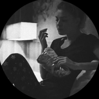 llaeajn's profile picture. 