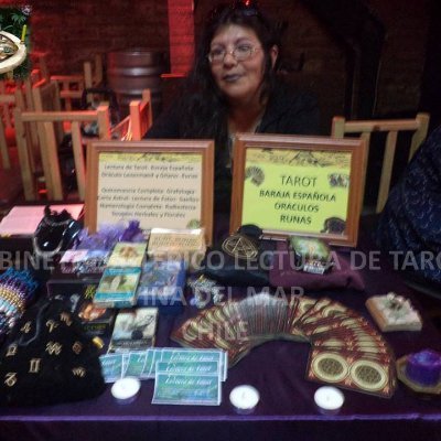 Lecturas de Tarot, Runas, Oráculos, Terapias, Astróloga, Escritora. Sacerdotisa Wiccana Gardneriana, Oriunda de Salamanca, Chile, 46 años de experiencia