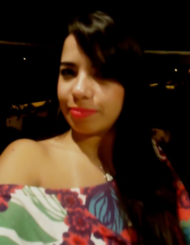 Sou menina com cara de mulher, e vice-versa. Me perco, me procuro e me acho! E quando necessário, enlouqueço e deixo rolar...