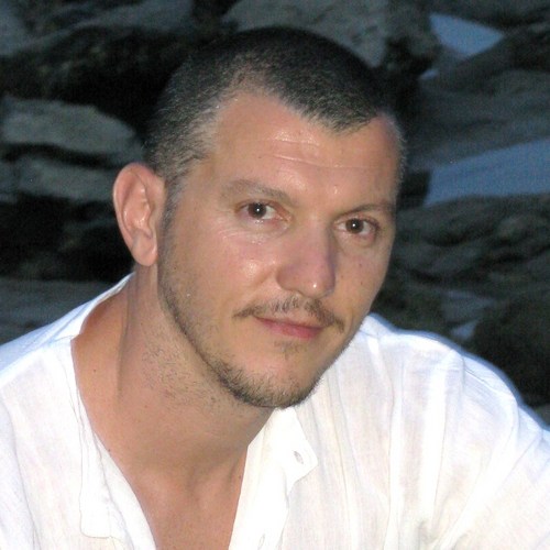 International consultant in responsible tourism and environment, PADI scuba diving instructor, photographer, hiker and nature lover