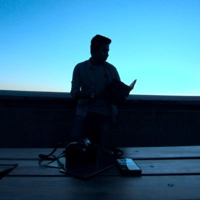 Soy el mismo cabrón agradable de Instagram.
Cuidado al leerme, podrías recordar a tu ex.