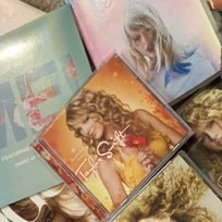 loverswiftmas's profile picture. Time for a giveaway...
