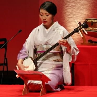 ◆洗足学園音楽大学大学院修了 ◆Shamisen player ◆現代邦楽/歌もの/地歌 /端唄◆演奏活動、指導しています♪ ◆三味線倶楽部絲華主宰◆大友美由奈ホームページ見てください❤️↓