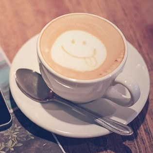 コーヒー好きです。インスタントから豆で挽くのも何でもいけます。紅茶はたまに。休日には小説やラノベを読んだり、時折映画やドラマも見ます。最近は百合系の作品も結構注目してます。