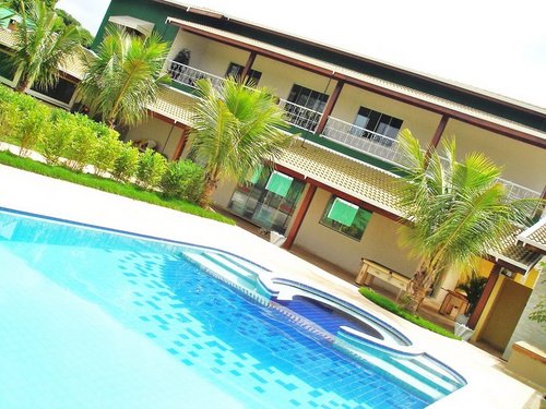Ótimo espaço com churrasqueira, fogão a lenha, amplo salão de festa para 300 pessoas
Piscina,chuveiro e banheiros externos
Casa dispõe de 3 dorm,sala,cozinha