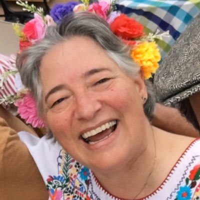 Una mujer que fue educada para ser exitosa y no para ser feliz. Economista, master en filosofía y en las ciencias de las religiones.