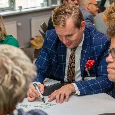 Christen/Bloemsierkunstenaar/Dandy/voorzitter Raad van Kerken Emmen/ondernemer/hulpverlener/CDA'r