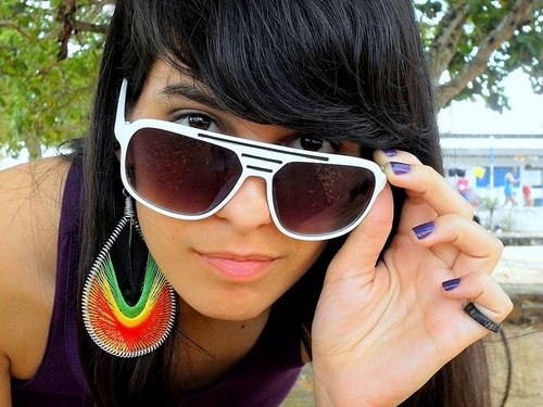 uma menina boa que esta iniciando a vida como modelo