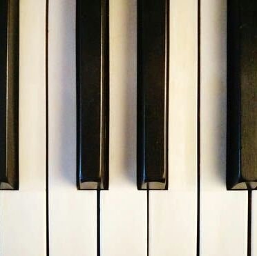 Prof. Dector. Exacadémico de la facultad de Música de la UNAM. Posgrado en Conservatorio Rimski-Korsakov de Rusia. Costo $300 la hora.