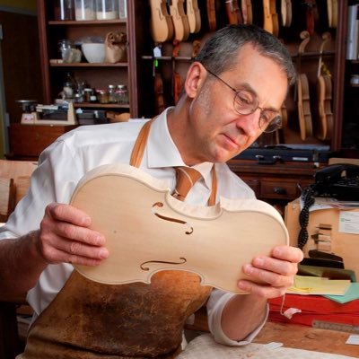 Prize-winning violin maker, expert restorer and international dealer in instruments and bows. 🎻