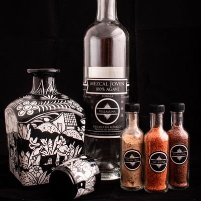 Somos un mezcal artesanal hecho con manos mexicanas.