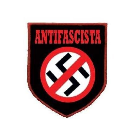 Un rojo de mierda de toda la vida, siempre del lado de los obreros, porque yo soy uno más, antimonárquico, metalero a más no poder, gamer y además ateo.