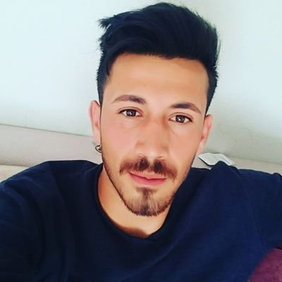 ya tam açacaksın yüreğini yada hiç yelten miyeceksin grisi olmaz aşkın
ya siyahı yada beyazı sececeksin