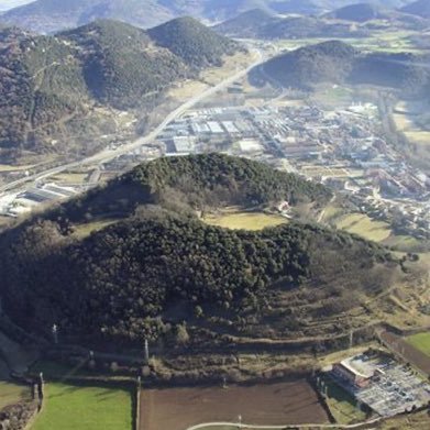 Tinc uns 136.000 anys i faig 536 metres d’alçada. Només vull escopir foc i roques volcàniques! Vinc a repartir lava per tothom! 🌋🔥