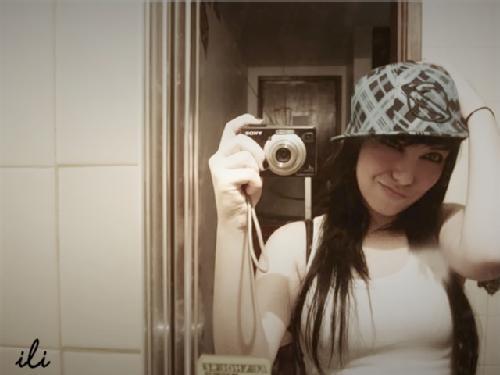 gabforeveralone's profile picture. Música, Moda, Livros, Starbucks, Nutella, Capuccino, Fotografia, Futura estilista.