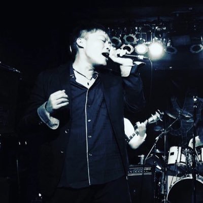 歌を歌い、ギターも弾いて、たまにライブやったりしてます。あと、阪神尼崎で「AMAGASAKIバース」というライブハウスを始めました🎸よろしくお願いします🙇