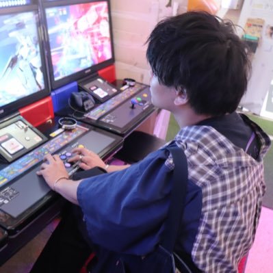 洋服売ってます。主に古着や今はやりのまで売ってるので気になったりしたらDMやメルカリに飛んでコメントください🙇