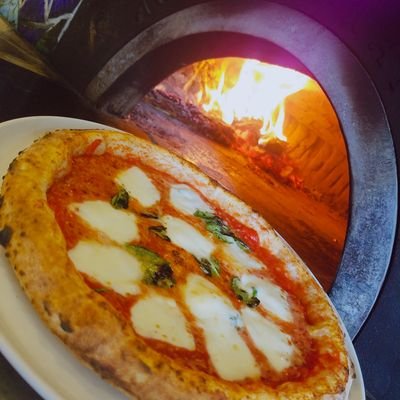 御殿場高原ビール内グランテーブルにあるピッツェリア🍕
イタリアから取り寄せた薪窯を使って焼き上げるピッツァはビールに相性バツグン✨
生地もモチロン手作りの本格ピッツェリアからオススメ情報など発信していきますね☺