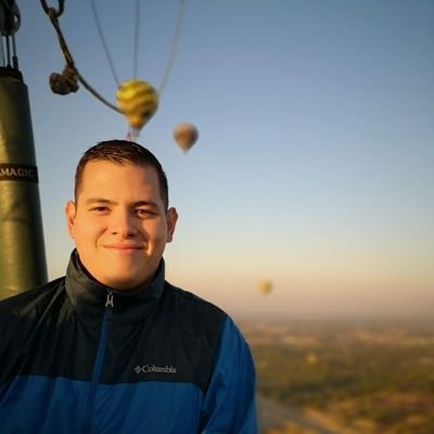 gordo, sarcástico, amargado, poco sensible ah y de buenos sentimientos