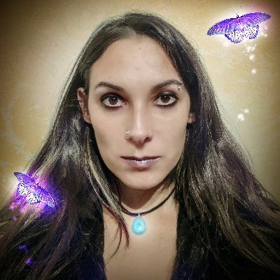 Autora de Baile de Sombras. Soñadora de mundos fantásticos. Creadora de #TweetFantasyGame. Diseñadora y Correctora HCBookDesign. Errante entre luz y oscuridad.
