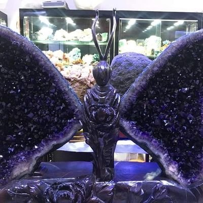 We are a proud family based online business. We provide a wide range of crystals, from your big centre pieces to little treasures. 🔮