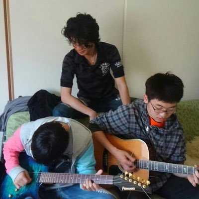 Dr.ShoGo  Gt.RyoYa  Vo.KoüTaro の3人からなるフリースタイルバンド 中学時代のノリで結成され、幼なじみのノリで音楽を楽しむバンド