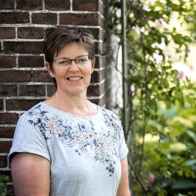 Projectassistent voor RIF Smart Builders en het Examenbureau bij het Graafschap College, VA, ambtelijk secretaris GMR, getrouwd, 2 pubers, gezondheid
