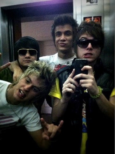 Um Fã Clube dedicado as meninos da @Rockrestart... um sonho de qualquer garoto... amo muito vocêss...
bjsss