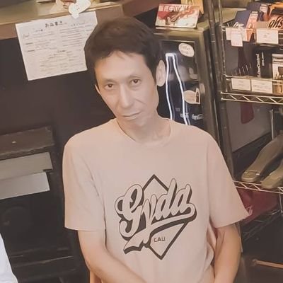 元THE COATSのベーシスト 元THE LONDON TIMES のキーボード
タイムトラベラーズを経て現在は キャプテンティンカーベル名義でソロ活動中。
お仕事のご依頼はDMにて