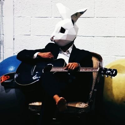 .cloide ser curioso. vía de escape para mantener la melancolía enfermiza a raya. amigo del pensamiento crítico. a veces hago astromúsica ;)