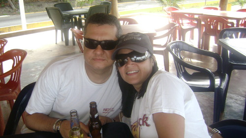 nacido en caracas,casado con carolina lópez.