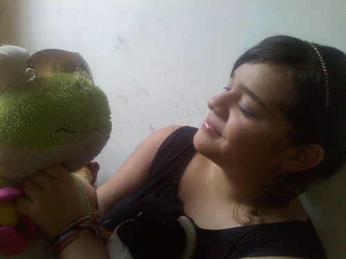 Uma menina brasileira; cabelos castanhos claros, olhos castanhos escuros, menina branquinha. Animada, divertida e principalmente adora sair com suas amigas.