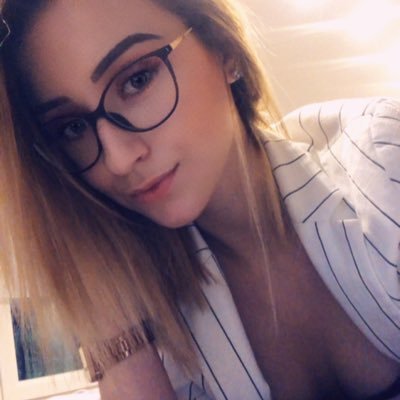 FloraNocera's profile picture. 19 yo. 👻; Mlle-Flora