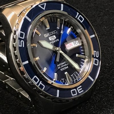 腕時計と車が大好きなおじさんです。特にSEIKO5が大好きです。1万円前後で機械式腕時計が手に入るなんて、本当に素晴らしいですね。