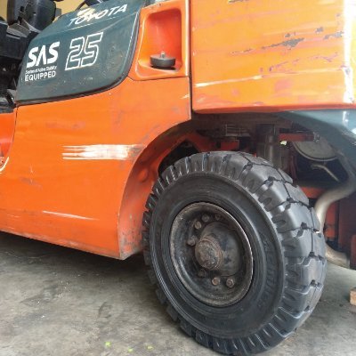 Distributor Ban Forklift ASCENDO dan ASD di Surabaya. Jasa Bongkar Pasang Ban Mati Forklift. #Distributorbanforklift
