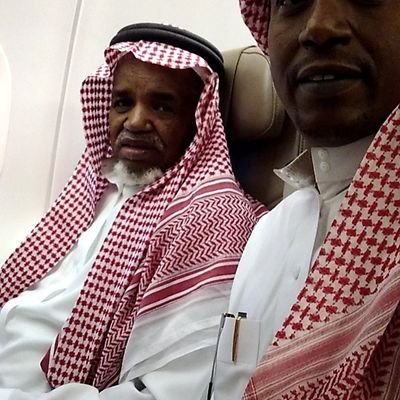 ‏‏‏‏‏‏‏‏‏‏اللـه اللي عزنا في دار اخو نوره
تحت راية الإسلام رفرف يعلمنا
شعبنا واحـد موحد وكلن ودوره
بايعين الروح دون ارضك ياوطنا

الله ثم المليك والوطن🇸🇦
