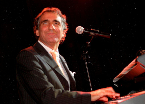 Aristakes01's profile picture. Zanger, pianist, componist en entertainer Aristakes Jessayan treedt al sinds 1974 op tijdens feesten- en partijen. Meer info: http://t.co/EMrvJljh