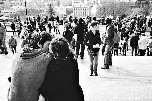 Tenho apenas duas mãos e o sentimento do mundo.