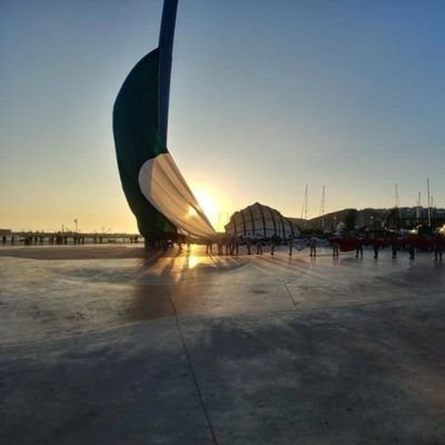 DESCENDIENTE DE MADERO, MEXICANO POR FORTUNA.
Común y corriente, más corriente que común.
Trabajo y estudio, la vida es un riesgo.