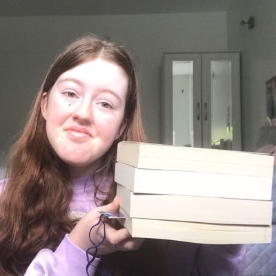 clara_reads's profile picture. reader. daydreamer. lover of music, big citys and books 💌