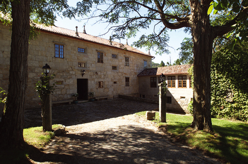 Impresionante Pazo del S.XVI,situado en el corazón de Galica,cercano a las Rías Baixas y a muy poca distancia de Santiago de Compostela.