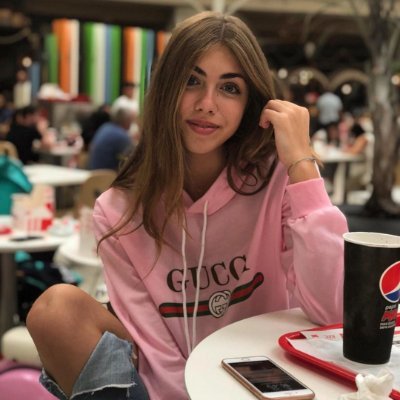 AnabelleKeaton's profile picture. In ❤️ with Fashion & web3!
#AzukiArmy