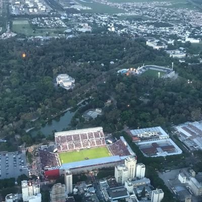 Contraste de los estadios de los clubes de la ciudad de La Plata.