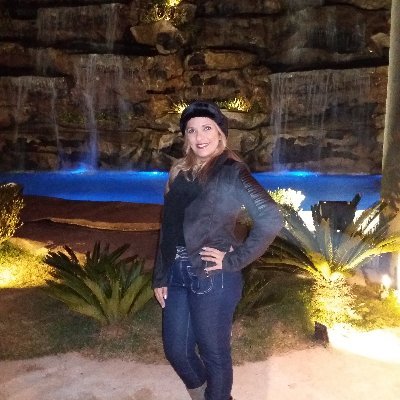 Sou Carioca da Gema, esposa, mãe, trabalhadora, amo minha familia, amigos e para mim, tudo isso já é sinônimo de felicidade e sorte na vida.