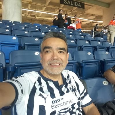 Nací, aún vivo y espero que falte mucho,pero mucho tiempo para que me muera.