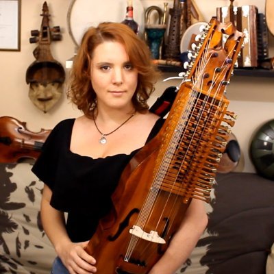 Chaîne Youtube L'Instrumentarium de l'Insolite et passionnée d'organologie.
Musicienne intervenante, DUMI, prof de musique, nyckelharpiste, altiste, violoniste.