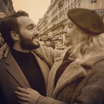 Passionné d’Histoire, lecteur assidu de tout, absolument tout, sportif à ses heures, mélomane, dessinateur, amateur de films et de séries ainsi que de la PS4.