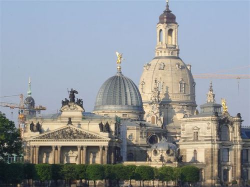 Dresden erleben - Elbflorenz von seinen schönsten Seiten kennenlernen.
Aktuelle Informationen, Pauschalangebote, Shuttleservice, Flughafentransfer und mehr...