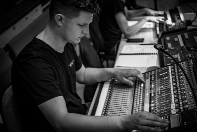 Freelance FOH/Mons/Stage/Studio Engineer & Event Manager. BSc (Hons) Audio Engineering Student @perthcollegeuhi. STEM ambassador.